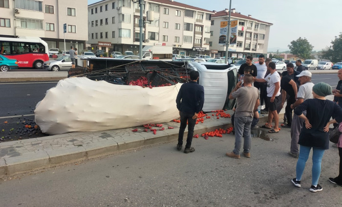 Kamyonet çok yüklenince kavşağı dönemedi