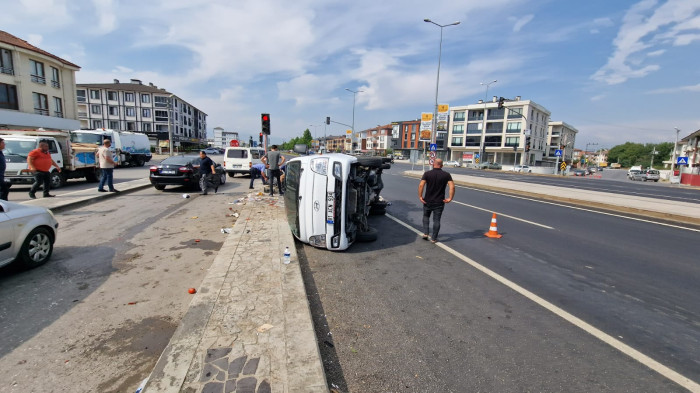 Kamyonet çok yüklenince kavşağı dönemedi