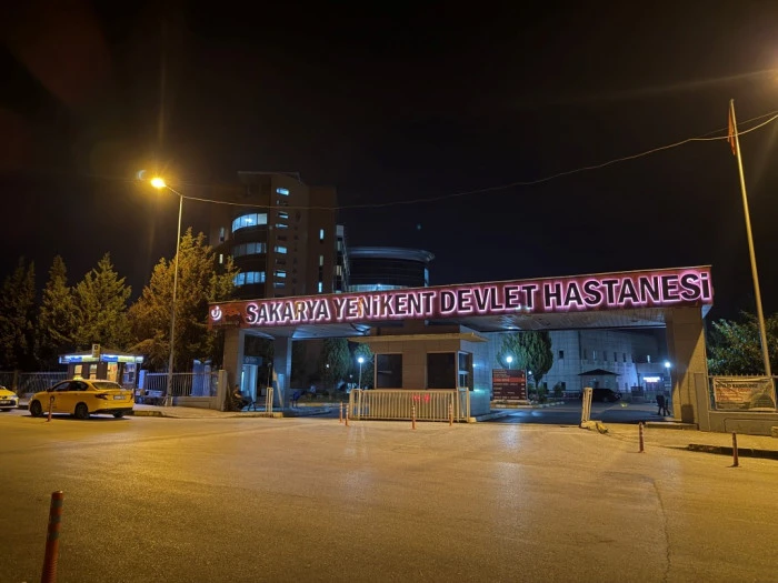 Eşini hastanede silahla vurarak ağır yaraladı