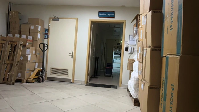 Eşini hastanede silahla vurarak ağır yaraladı