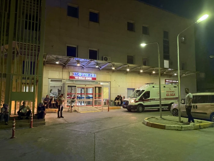 Eşini hastanede silahla vurarak ağır yaraladı