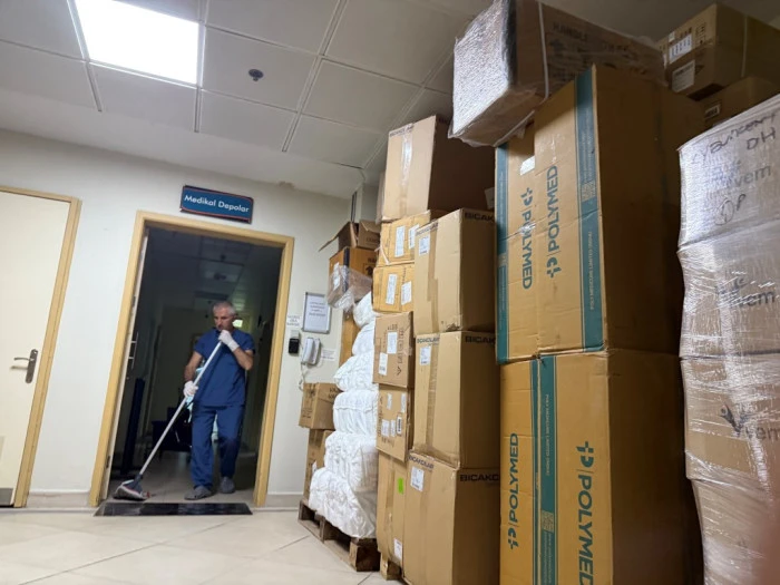 Eşini hastanede silahla vurarak ağır yaraladı