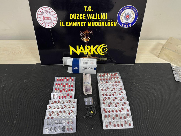 Polis koçbaşı ile kapıyı kırıp girdiği evde narkotik köpeği ile arama yaptı