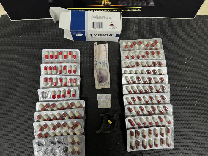 Polis koçbaşı ile kapıyı kırıp girdiği evde narkotik köpeği ile arama yaptı