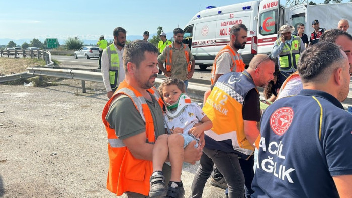 Kaynaşlı gişeler mevkiinde feci kaza 15 yaralı