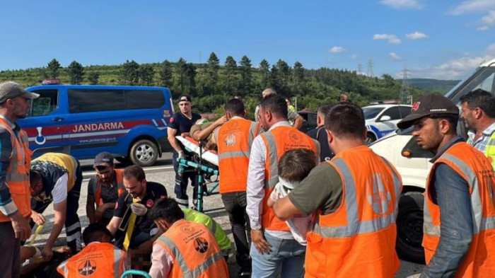 Kaynaşlı gişeler mevkiinde feci kaza 15 yaralı