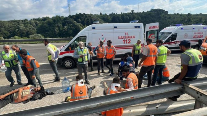 Kaynaşlı gişeler mevkiinde feci kaza 15 yaralı