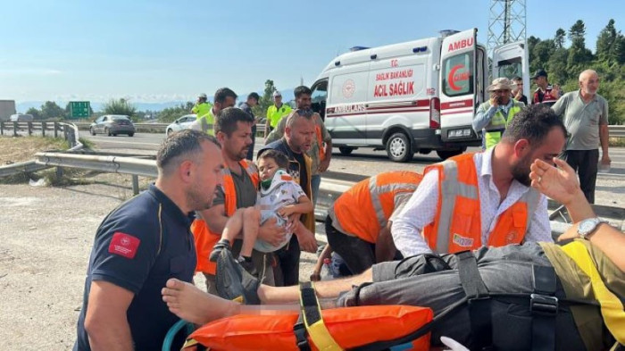Kaynaşlı gişeler mevkiinde feci kaza 15 yaralı
