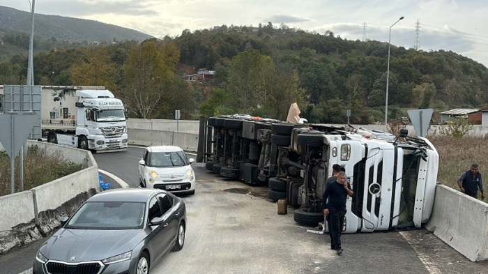 Kaynaşlı gişeler mevkiinde MDF yüklü tır devrildi
