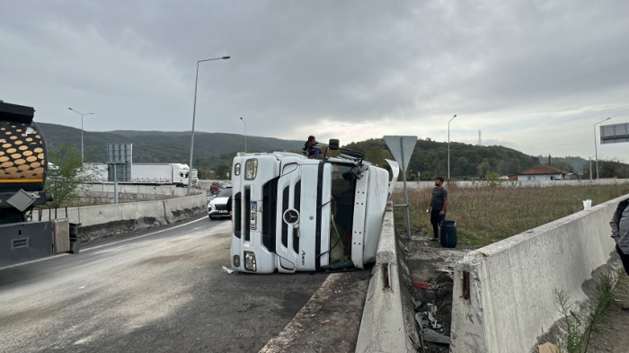 Kaynaşlı gişeler mevkiinde MDF yüklü tır devrildi
