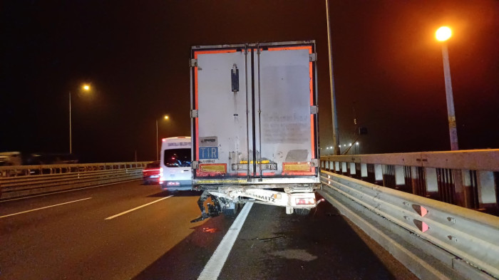 Otomobilde sıkışan kadın korku dolu gözlerle kurtarılmayı bekledi