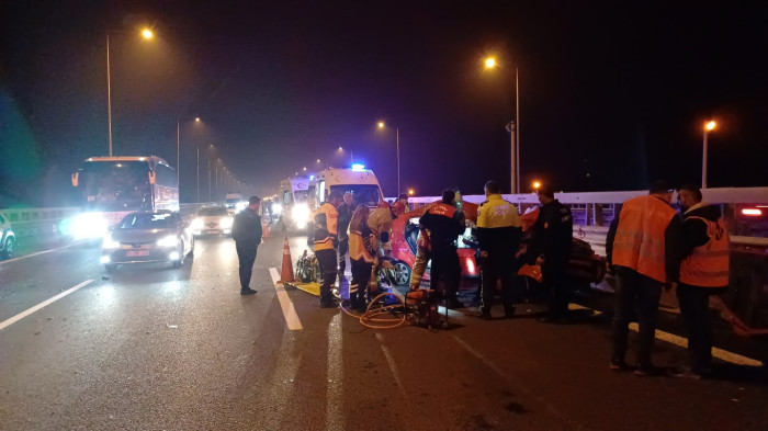 Otomobilde sıkışan kadın korku dolu gözlerle kurtarılmayı bekledi