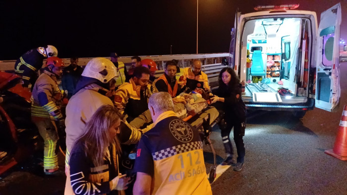 Otomobilde sıkışan kadın korku dolu gözlerle kurtarılmayı bekledi