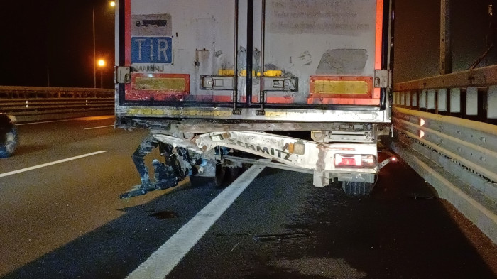 Otomobilde sıkışan kadın korku dolu gözlerle kurtarılmayı bekledi