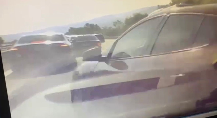 Kazaya karışan 7 otomobilin araç kamerasınca görüntülendi.