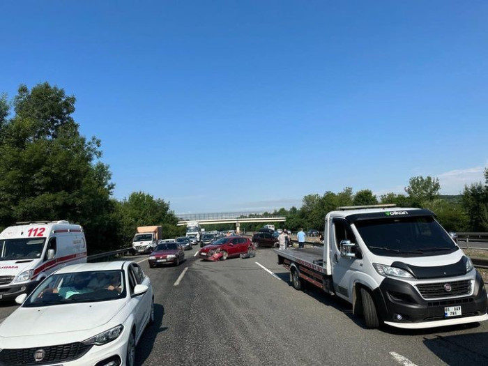 Kazaya karışan 7 otomobilin araç kamerasınca görüntülendi.