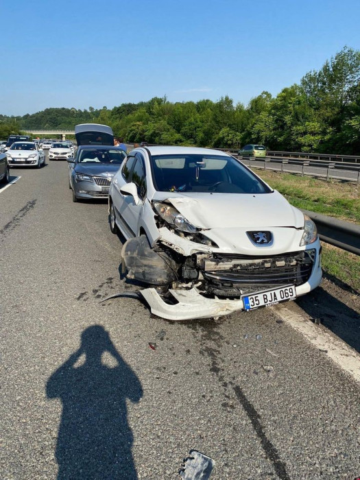 Kazaya karışan 7 otomobilin araç kamerasınca görüntülendi.