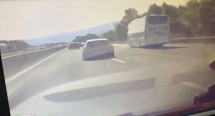 Kazaya karışan 7 otomobilin araç kamerasınca görüntülendi.