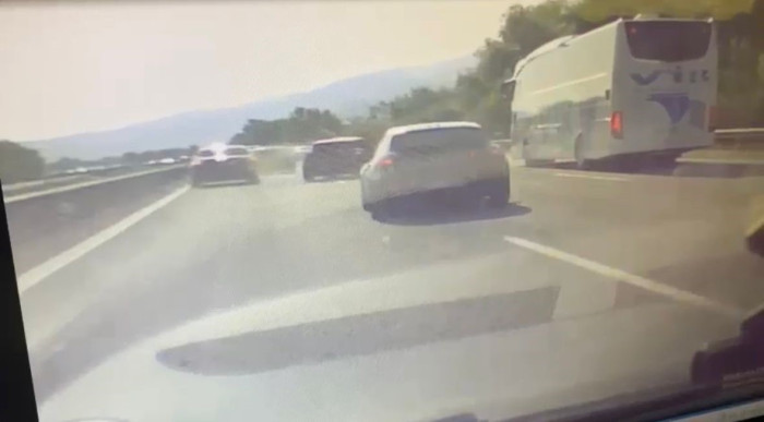 Kazaya karışan 7 otomobilin araç kamerasınca görüntülendi.