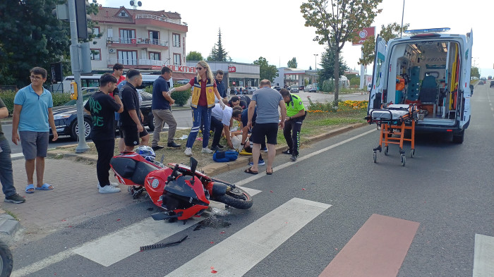 Işıkta bekleyen otomobile çarptı!