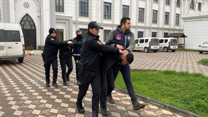 Sadece gözleri gözüküyordu, çetenin düğümünü polis çözdü!