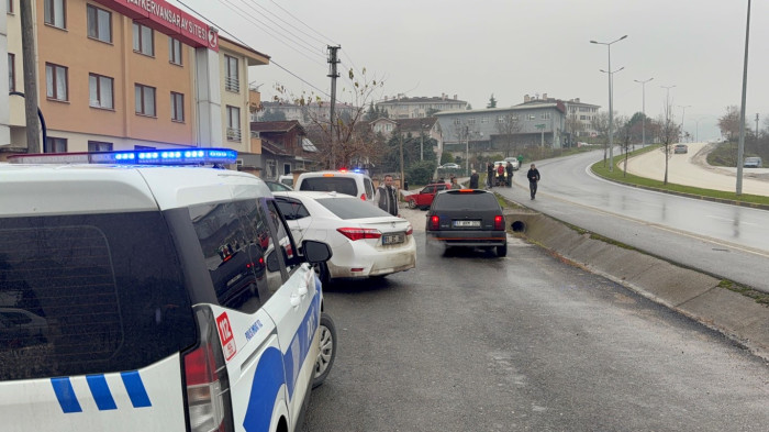 Kontrolden çıkan otomobil bahçe duvarını yıktı! 5 yaralı