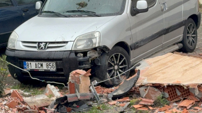 Kontrolden çıkan otomobil bahçe duvarını yıktı! 5 yaralı