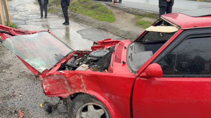 Kontrolden çıkan otomobil bahçe duvarını yıktı! 5 yaralı