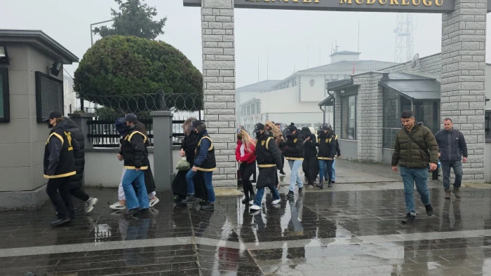 D&uuml;zce'de 9 Kadın Sosyal Medyada Fuhuş Ş&uuml;phesiyle Adliyede