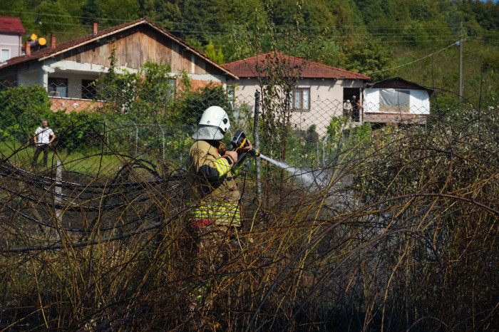 Yangın evlere sıçramadan söndürüldü