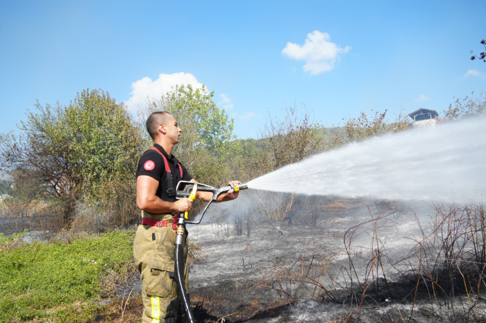 Yangın evlere sıçramadan söndürüldü