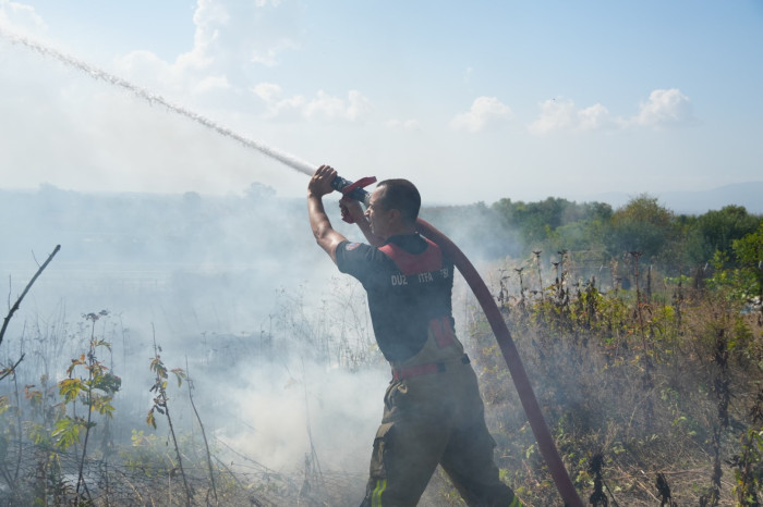 Yangın evlere sıçramadan söndürüldü