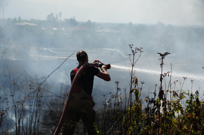 Yangın evlere sıçramadan söndürüldü