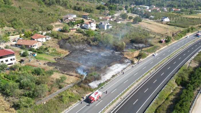 Yangın evlere sıçramadan söndürüldü