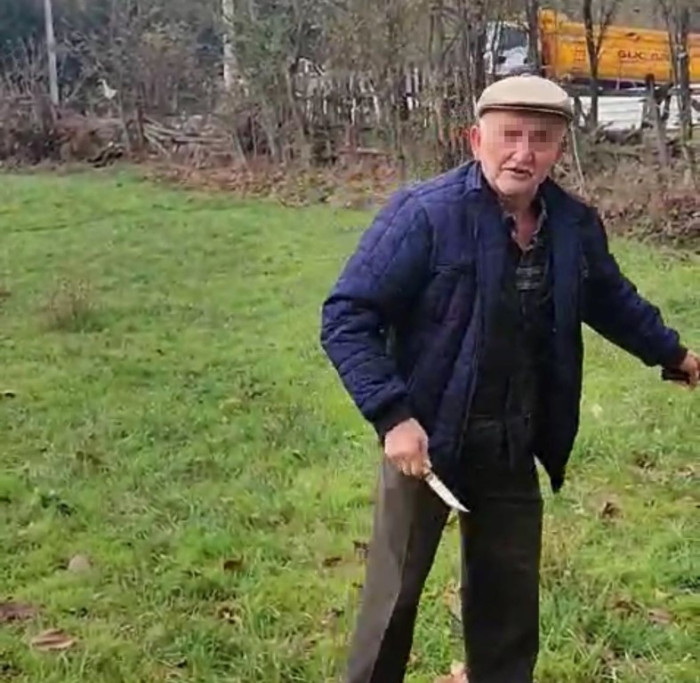 Yaşlı adam Köpek kulübelerini ateşe verdi! Bıçak çekti..