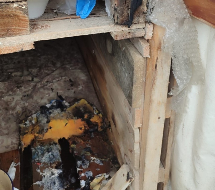 Yaşlı adam Köpek kulübelerini ateşe verdi! Bıçak çekti..