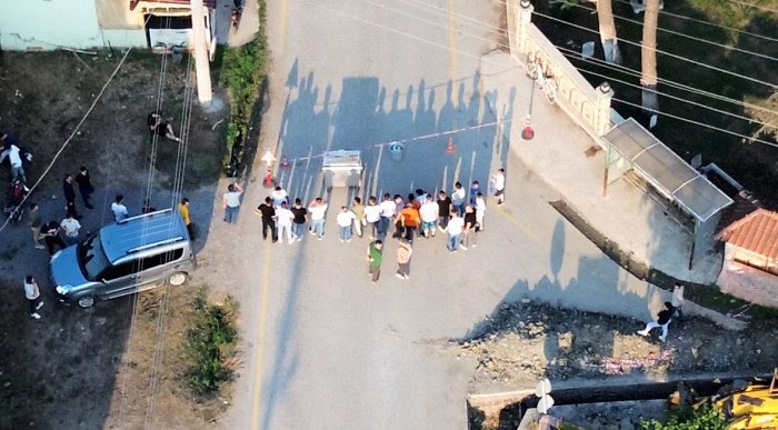 Yolu kapatan köylülerden doğalgaz tepkisi