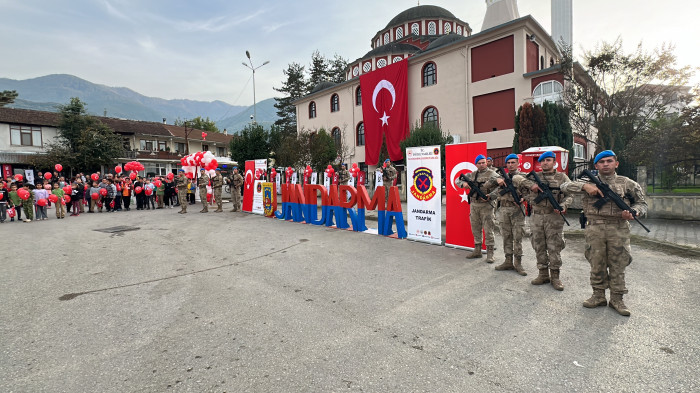 Köyümde Cumhuriyeti Yaşıyorum projesiyle tüm il bayraklarla donatıldı
