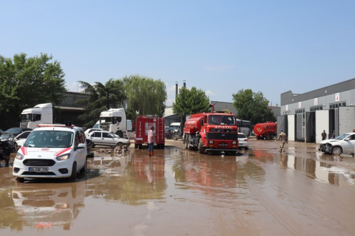 Küçük Sanayi Sitesi Selin izleri siliniyor