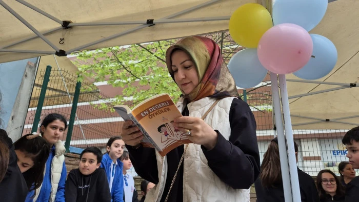 Kitabı, yoğun ilgi gören imza günüyle tanıtıldı!