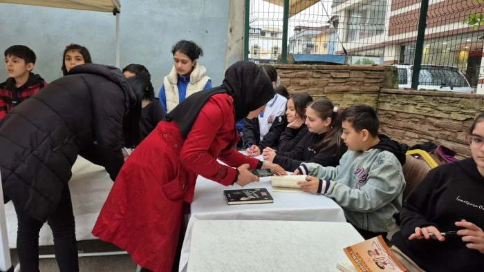 Kitabı, yoğun ilgi gören imza günüyle tanıtıldı!