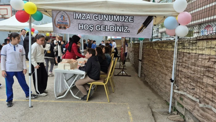 Kitabı, yoğun ilgi gören imza günüyle tanıtıldı!