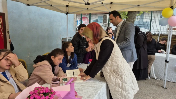 Kitabı, yoğun ilgi gören imza günüyle tanıtıldı!