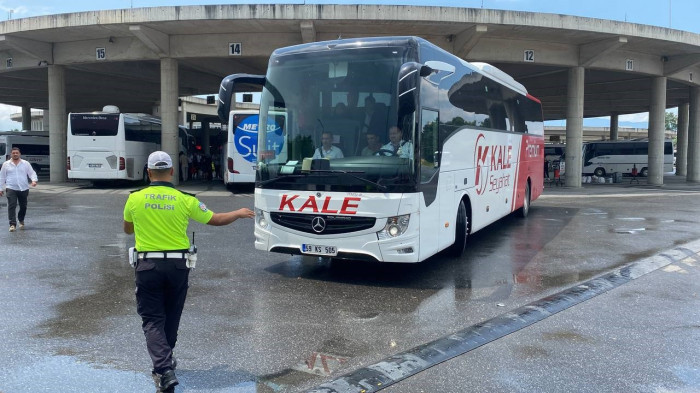 Emniyet yolcuları ve sürücüleri bilgilendirdi Düzce Haber