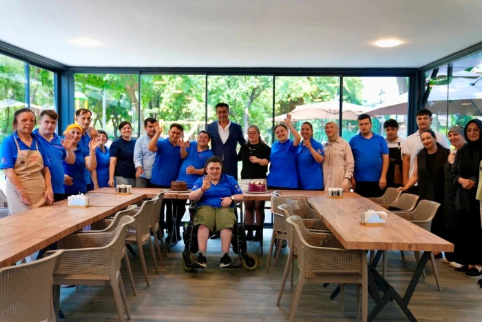 KUSURSUZ KAFE 10 YAŞINDA YILD&Ouml;N&Uuml;M&Uuml; PASTASI KESİLDİ