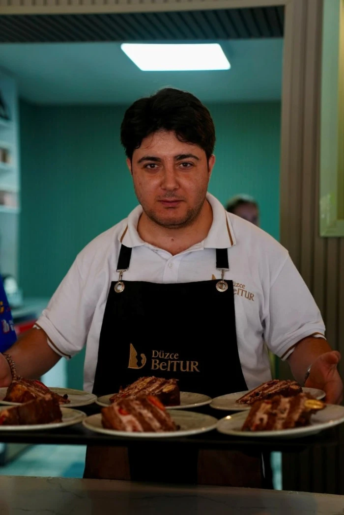 KUSURSUZ KAFE 10 YAŞINDA YILD&Ouml;N&Uuml;M&Uuml; PASTASI KESİLDİ