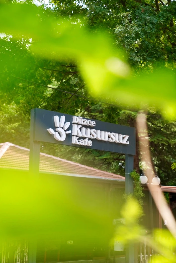 KUSURSUZ KAFE 10 YAŞINDA YILD&Ouml;N&Uuml;M&Uuml; PASTASI KESİLDİ