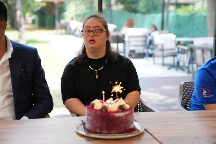 KUSURSUZ KAFE 10 YAŞINDA YILD&Ouml;N&Uuml;M&Uuml; PASTASI KESİLDİ