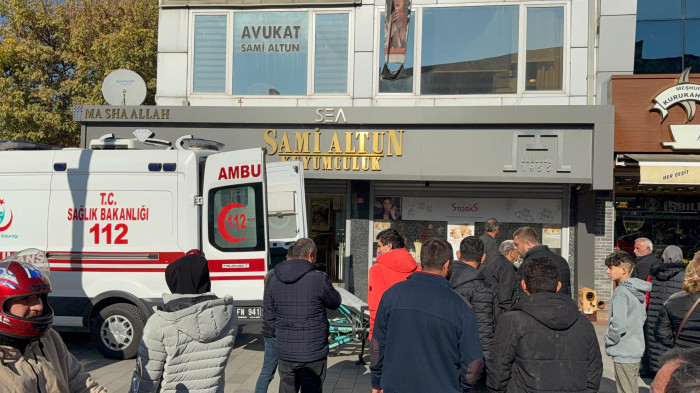 Kuyumcuda baygınlık geçirdi! Hastaneye kaldırıldı