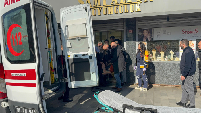 Kuyumcuda baygınlık geçirdi! Hastaneye kaldırıldı